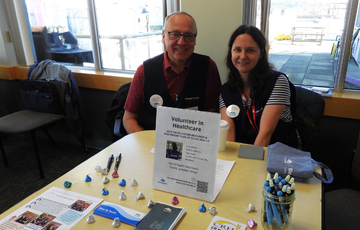 Anna Stojkowska and Rob Nissen at a volunteer fair